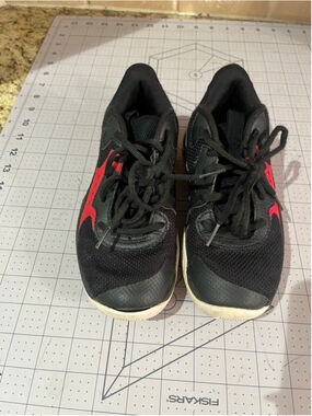 Boys Under Armour Sneakers Black Red 2.5 (Little Boy)
